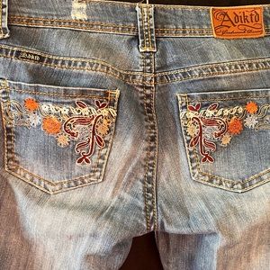 Adiktd Jeans Size 6 With 29” Waist 33” Inseam Floral Pocket Detail Medium Wash